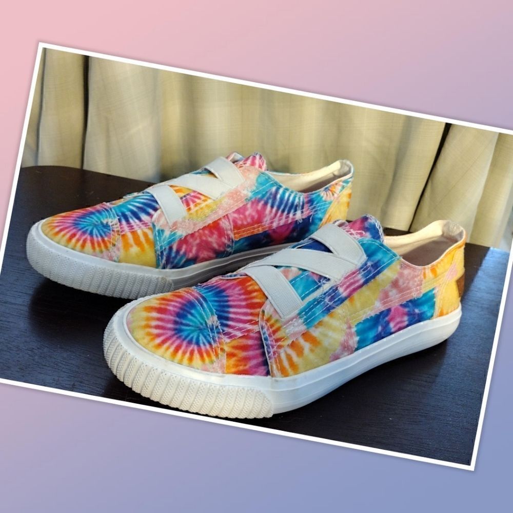 Blowfish Malibu's Marlo, tie-dye sneaker features a canvas upper with elastic on